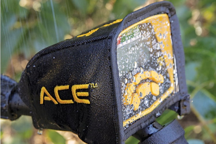 Der ACE 400i Metalldetektor verfügt gegenüber dem EuroACE über erweiterte Funktionen und eine Leitwertanzeige. Als Gratiszugabe erhalten Sie Kopfhörer, Spulenschutz, Displaycover und in diesem Spezialangebot zusätzlich eine CORS Strike Hochleistungsspule.