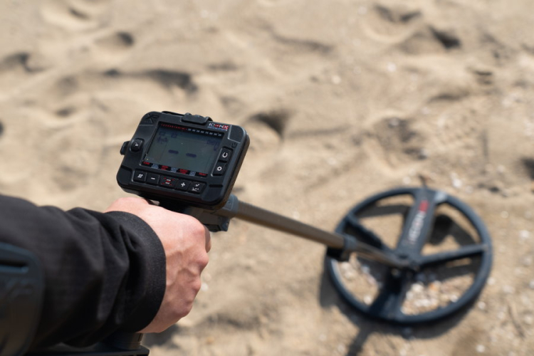 Preview: Metalldetektor XP IconX mit 28cm Suchspule und MI-6 Pinpointer Detailbild Outdoor Sand